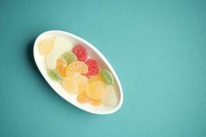 coloré bonbons sucré gelée dans une bol sur table photo