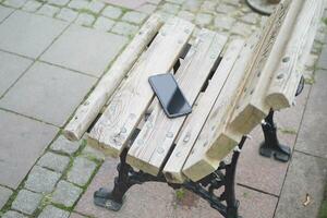 oublier smartphone sur un banc de parc, téléphone intelligent perdu photo