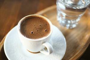 une tasse de turc café et l'eau verre sur table photo