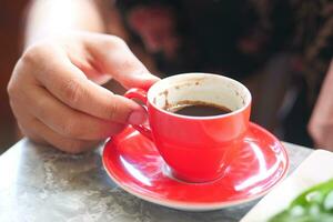 femmes en buvant une tasse de turc café sur table photo