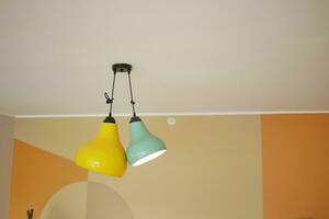 gris plafond lampe pendaison dans une pièce , photo