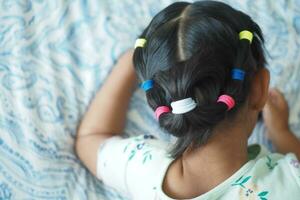 magnifique ruban est lié sur une enfant cheveux photo