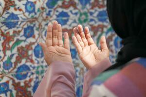 arrière vue de musulman femmes main prier photo