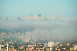 rare de bonne heure Matin hiver brouillard au dessus le Istanbul ville horizon une photo