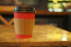 Vide prendre une façon kraft café tasse sur table , photo