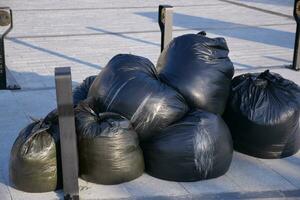 noir des ordures Sacs empiler sur une parc photo