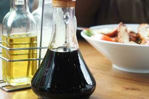 bouteille de olive pétrole , citron et soya sauce sur table photo