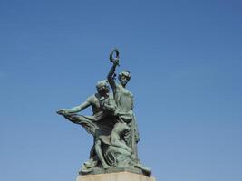 ponte umberto je pont statue dans Turin photo