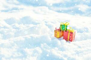 Noël cadeaux dans le neige. hiver saison Contexte. photo