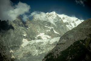 le Montagne intervalle de mont blanc couvert avec neige à punta enferbronner dans Courmayeur dans le aoste vallée dans juillet 2023 photo