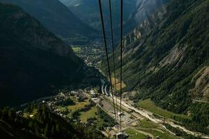 le ciel façon câble voiture, sur mont blanc dans courmayeur, dans le aoste vallée dans juillet 2023 pendant une été vacances photo