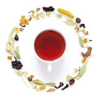 tasse de thé. à base de plantes thé, sec herbes et fleurs avec pièces de fruit et baies. Haut voir. photo