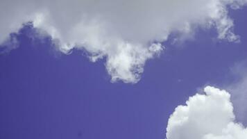 des nuages dans le bleu ciel fond.ciel nuages.ciel avec des nuages temps la nature nuage bleu. bleu ciel avec des nuages et Soleil. photo