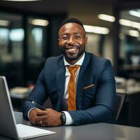 peau foncée Afro-américain homme souriant, une homme d'affaire dans un Bureau à une bureau avec une ordinateur portable.génératif ai photo