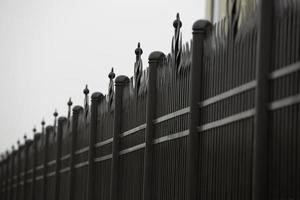 clôture en fer en aluminium peint en marron photo
