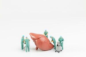 miniature personnes, médecin et infirmière médical équipe sont performant chirurgical opération à urgence pièce photo