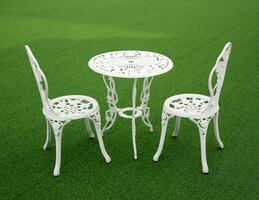 blanc chaises et table dans pelouse de jardin photo