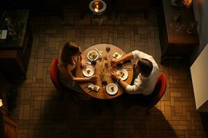 Haut vue de homme et femme séance à le table dans une restaurant, couple ayant dîner Date à restaurant, Haut voir, ai généré photo