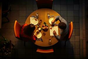 Haut vue de Jeune couple séance à table dans café et en buvant bière, couple ayant dîner Date à restaurant, Haut voir, ai généré photo