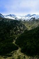 splendide paysages de livigno dans valteline avec ses montagnes dans le été de 2023 photo