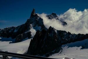 paysages de le mont blanc Montagne intervalle dans Courmayeur dans le aoste vallée dans juillet 2023 photo