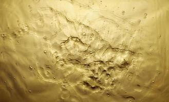 texture des éclaboussures d'eau sur fond d'or photo
