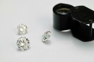 diamants et bijoux loupe sur blanc Contexte photo