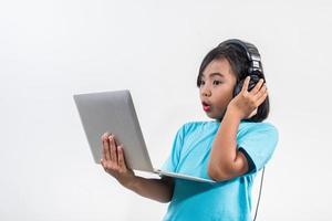 petite fille utilisant un ordinateur portable et une leçon d'écoute en ligne.