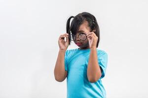 portrait de petite fille drôle agissant en studio shot. photo