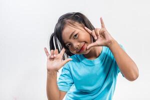 portrait de petite fille drôle agissant en studio shot. photo