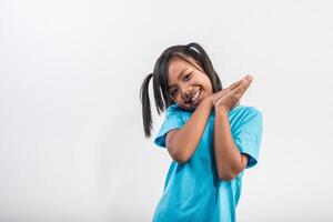 portrait de petite fille drôle agissant en studio shot. photo