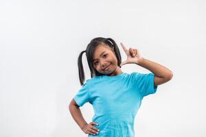 portrait de petite fille drôle agissant en studio shot. photo