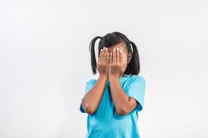 portrait de petite fille drôle agissant en studio shot. photo