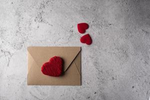 lettre vierge sur fond de bois, concept de la Saint-Valentin
