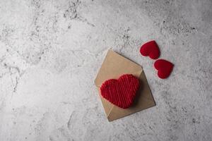lettre vierge sur fond de bois, concept de la Saint-Valentin photo