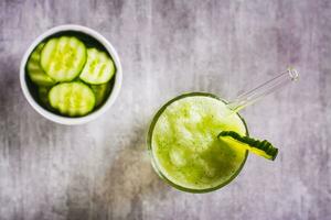 proche en haut de Frais concombre limonade dans une verre sur le table Haut vue photo