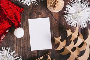 Vide feuille pour cadeau liste dans Noël décorations sur table Haut vue photo