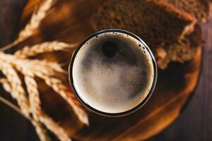 proche en haut de kvas traditionnel boisson fabriqué de fermenté pain dans une verre sur le table Haut vue photo