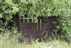 belle vieille porte de maison abandonnée dans le village photo