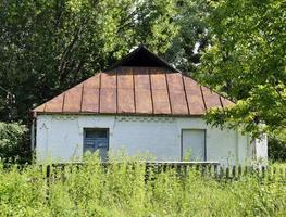 belle vieille maison de ferme de bâtiment abandonné dans la campagne photo