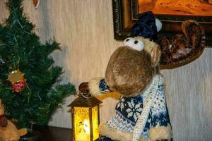 une renne avec lampe de poche dans le intérieur de le maison photo