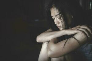 une femme a des problèmes qu'il ne peut pas résoudre. dépression et anxiété. photo