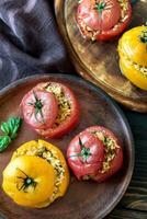 farci tomates avec marron et sauvage riz mélanger photo