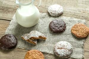 gâteaux de pain d'épices glacés avec pichet de lait photo