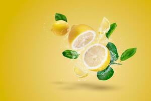 l'eau éclabousser et Jaune citron fruit sur une Jaune Contexte photo