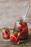 une lanceur et deux des lunettes avec Espagnol fruit Sangria photo