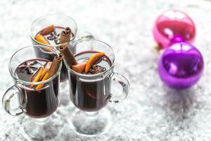 verres de vin chaud dans la neige photo