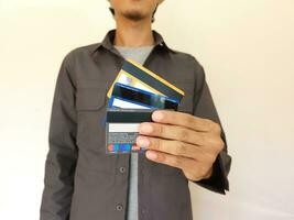 homme montrant plusieurs Indonésie bancaire cartes photo
