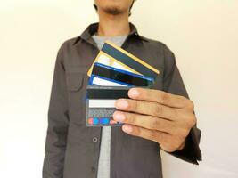 homme montrant plusieurs Indonésie bancaire cartes photo