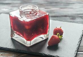 verre pot de fraise confiture photo